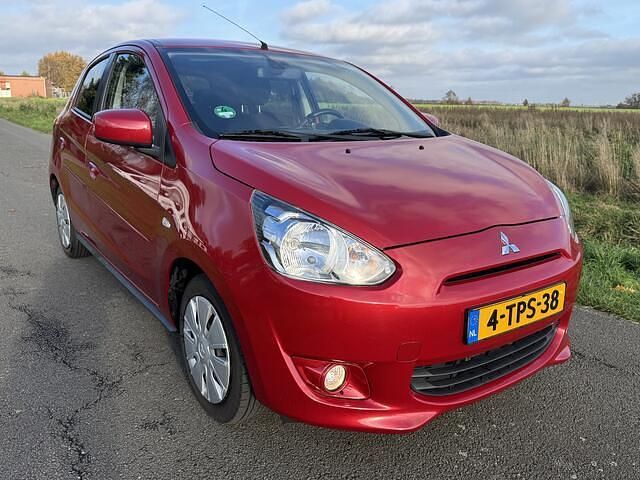 Rood (metallic) Gebruikt 2014 Mitsubishi Space Star Invite Hatchback | € 5.450 (Eerlijke prijs) - Afbeelding 1/4