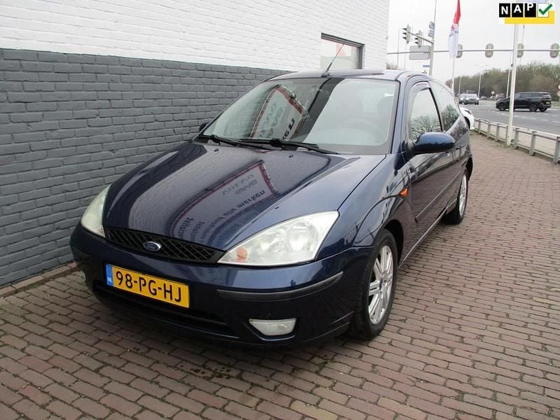 Blauw (metallic) Occasion 2004 Ford Focus Futura Hatchback | € 2.450 (Iets duurder) - Afbeelding 1/4