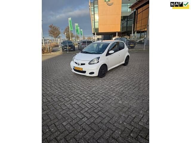 Wit Gebruikt 2011 Toyota Aygo Comfort Hatchback | € 2.750 (Goede deal) - Afbeelding 1/4