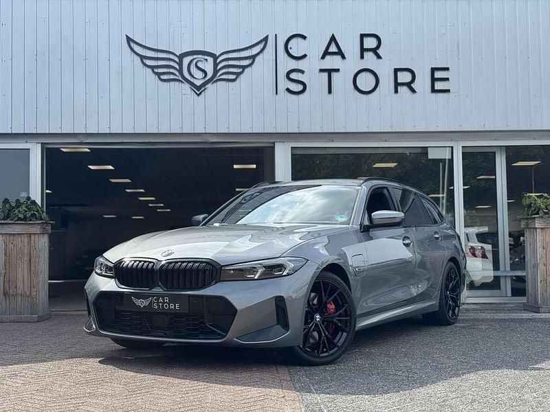 Grijs Gebruikt 2022 BMW 330 M Sport Stationwagen | € 40.950 (Iets duurder) - Afbeelding 1/4
