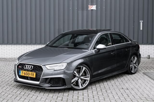 Grijs, metallic lak Gebruikt 2017 Audi RS3 Comfort Hatchback | € 39.950 (Eerlijke prijs) - Afbeelding 1/4