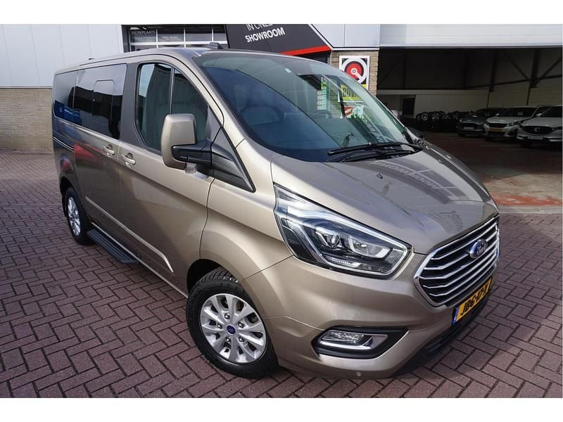 Grijs Gebruikt 2022 Ford Tourneo Titanium Van | € 38.945 - Afbeelding 1/4