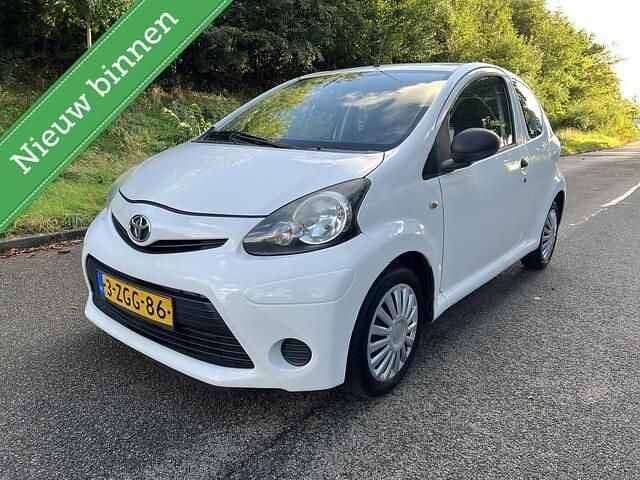 Wit Gebruikt 2012 Toyota Aygo Hatchback | € 1.995 (Goede deal) - Afbeelding 1/4