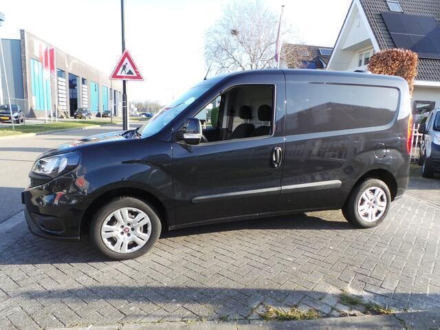 Zwart Gebruikt 2018 Fiat Doblò MPV | € 6.750 (Goede deal) - Afbeelding 1/4