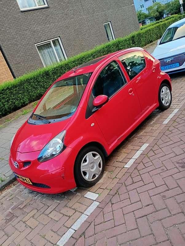Rood Gebruikt 2008 Toyota Aygo Hatchback | € 3.000 (Eerlijke prijs) - Afbeelding 1/4