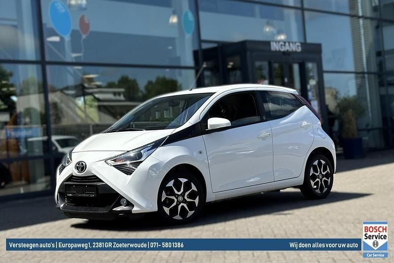 Wit Gebruikt 2021 Toyota Aygo X-clusiv Hatchback | € 15.950 (Eerlijke prijs) - Afbeelding 1/4