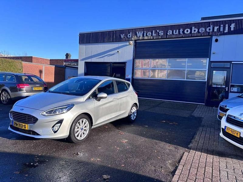 Grijs Occasion 2017 Ford Fiesta Titanium Hatchback | € 11.650 (Eerlijke prijs) - Afbeelding 1/4