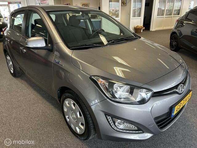 Grijs Gebruikt 2015 Hyundai i20 Comfort Hatchback | € 8.900 (Eerlijke prijs) - Afbeelding 1/4