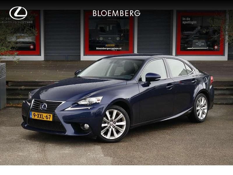 Blauw Occasion 2014 Lexus IS300h Sedan | € 17.950 (Iets duurder) - Afbeelding 1/4