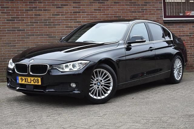 Zwart Occasion 2014 BMW 320 Efficient Dynamics Sedan | € 9.949 (Goede deal) - Afbeelding 1/4