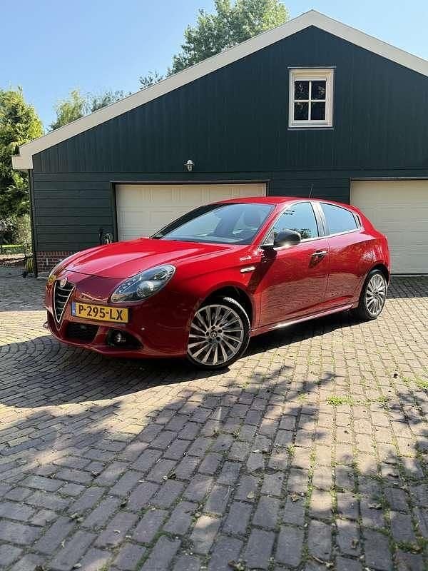 Rood Gebruikt 2015 Alfa Romeo Giulietta Quadrifoglio Verde Hatchback | € 10.499 (Eerlijke prijs) - Afbeelding 1/4