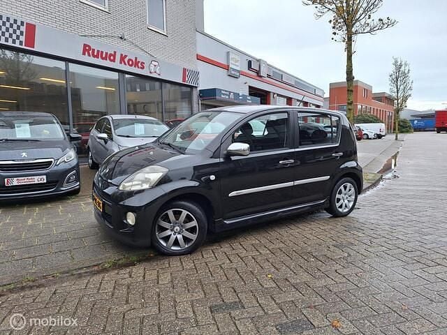 Zwart Gebruikt 2005 Daihatsu Sirion Hatchback | € 1.950 (Eerlijke prijs) - Afbeelding 1/4