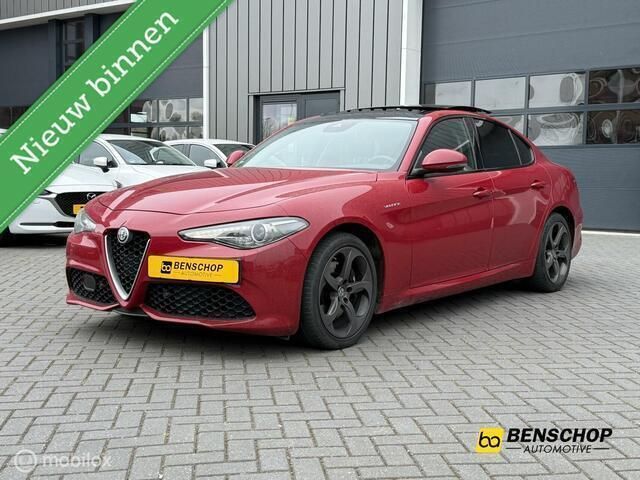 Rood Gebruikt 2017 Alfa Romeo Giulia Veloce Sedan | € 30.740 (Eerlijke prijs) - Afbeelding 1/4