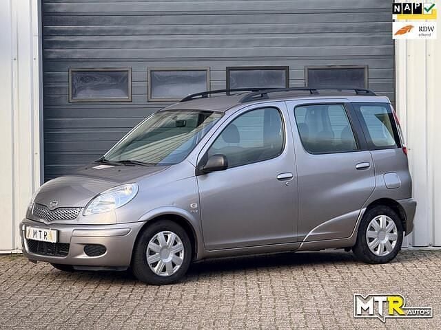 Grijs (metallic) Occasion 2005 Toyota Yaris Verso Sol MPV | € 7.950 (Duur) - Afbeelding 1/4