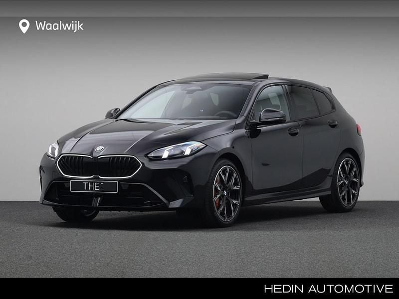 Saphirschwarz metallic (donker zwart metallic) Gebruikt 2025 BMW 123 Comfort Edition Hatchback | € 64.440 - Afbeelding 1/4