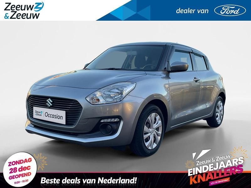 Silver pearl (licht grijs) Gebruikt 2020 Suzuki Swift Comfort Hatchback | € 13.845 (Goede deal) - Afbeelding 1/4