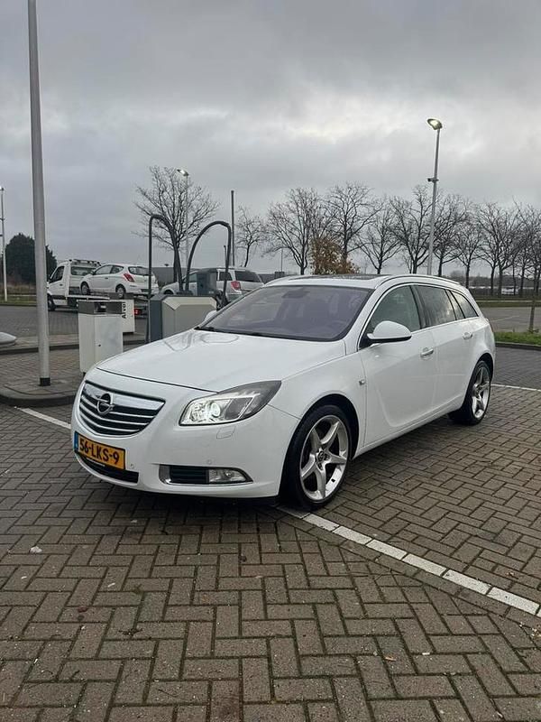 Wit Gebruikt 2010 Opel Insignia Cosmo Stationwagen | € 6.000 (Eerlijke prijs) - Afbeelding 1/4