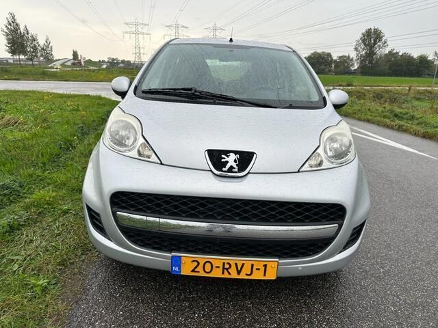 Grijs Gebruikt 2011 Peugeot 107 Hatchback | € 4.500 (Iets duurder) - Afbeelding 1/4