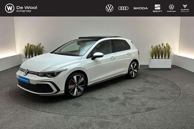 Wit Gebruikt 2021 VW Golf VIII GTE Hatchback | € 27.600 (Eerlijke prijs) - Afbeelding 1/3