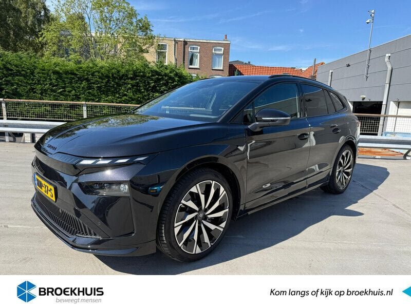 Zwart, metallic lak Gebruikt 2025 Skoda Enyaq iV SportLine SUV | € 54.995 - Afbeelding 1/4