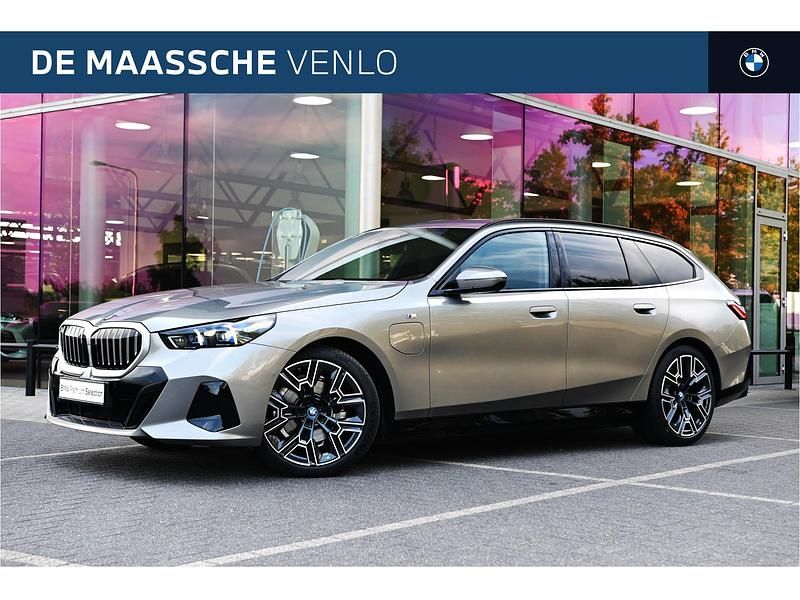 Grijs Occasion 2025 BMW 530e Comfort Edition Stationwagen | € 64.950 (Eerlijke prijs) - Afbeelding 1/4