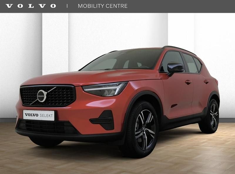 Rood (metallic) Occasion 2025 Volvo XC40 Plus SUV | € 44.450 (Eerlijke prijs) - Afbeelding 1/4