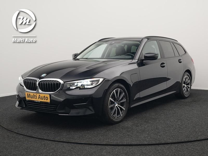 Zwart Gebruikt 2021 BMW 320e Sport Line Stationwagen | € 28.740 (Eerlijke prijs) - Afbeelding 1/4