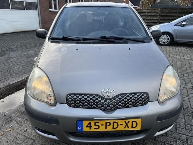 Occasion Toyota Yaris 65 PK (47 kW) 2004 Grijs, metallic lak Hatchback