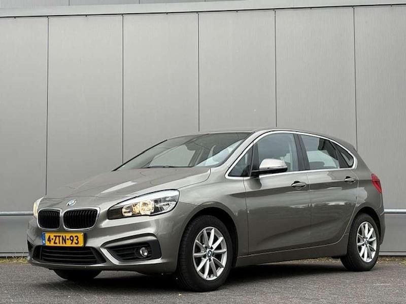 Grijs Gebruikt 2015 BMW 220 Active Tourer MPV | € 10.950 (Eerlijke prijs) - Afbeelding 1/4