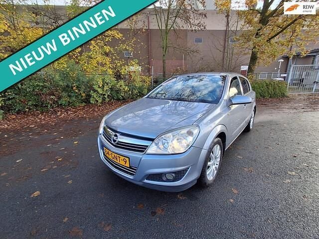 Grijs Occasion 2008 Opel Astra Hatchback | € 1.999 (Goede deal) - Afbeelding 1/4
