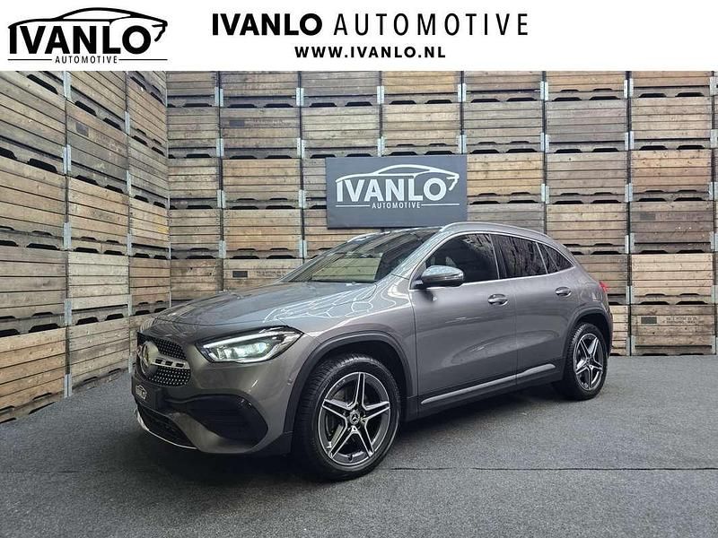 Grijs, metallic lak Occasion 2022 Mercedes GLA250 AMG line SUV | € 38.800 (Iets duurder) - Afbeelding 1/4