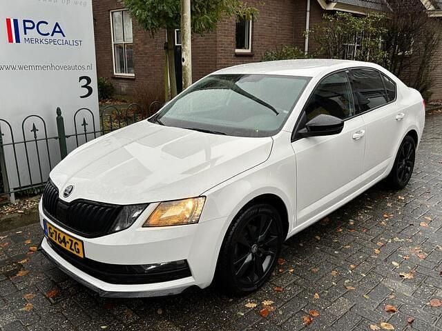 Wit (parellak) Gebruikt 2020 Skoda Octavia Business Line Hatchback | € 13.650 (Eerlijke prijs) - Afbeelding 1/4