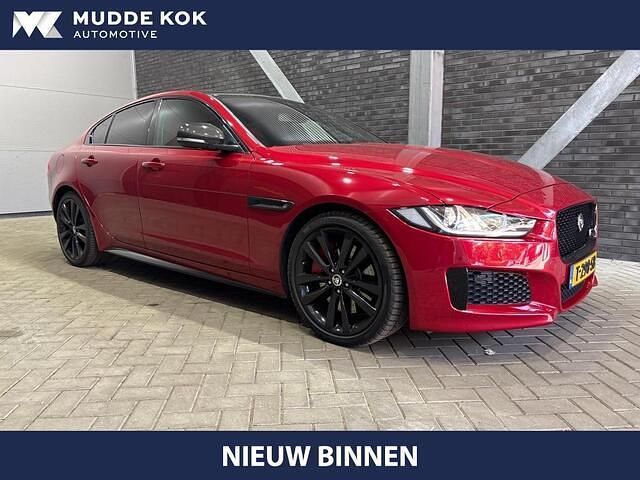 Rood Gebruikt 2015 Jaguar XE S Sedan | € 21.900 - Afbeelding 1/4