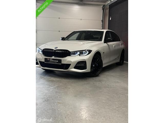 Wit Occasion 2022 BMW 330 Executive Sedan | € 31.990 (Super prijs) - Afbeelding 1/4