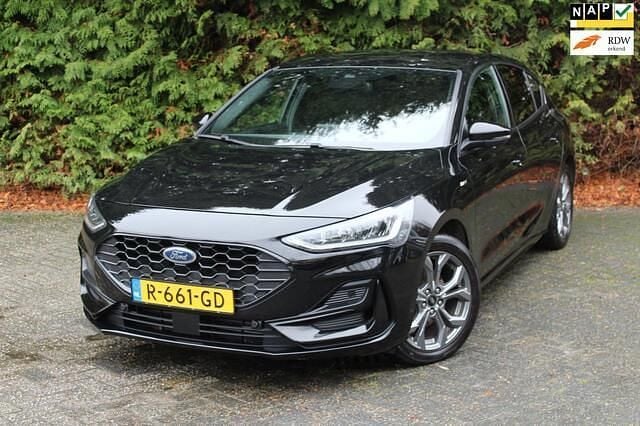 Zwart (metallic) Gebruikt 2022 Ford Focus ST-Line X Hatchback | € 13.450 (Super prijs) - Afbeelding 1/4