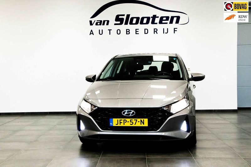 Grijs, metallic lak Occasion 2022 Hyundai i20 Comfort Hatchback | € 18.350 (Eerlijke prijs) - Afbeelding 1/4