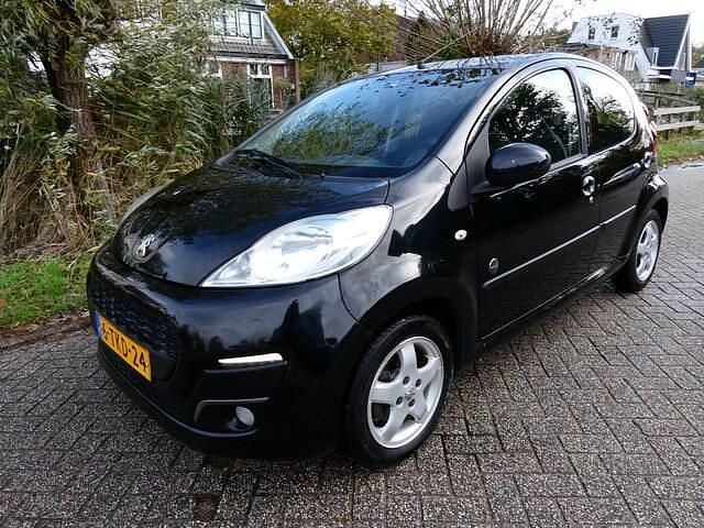 Zwart Gebruikt 2014 Peugeot 107 Envy Hatchback | € 3.495 (Eerlijke prijs) - Afbeelding 1/4