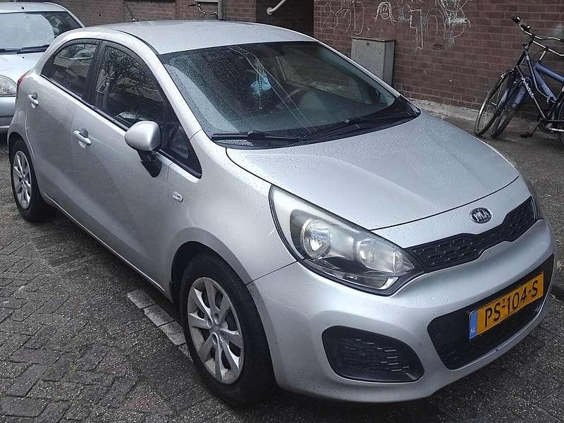 Zilver Gebruikt 2012 Kia Rio MPV | € 4.800 (Eerlijke prijs) - Afbeelding 1/4