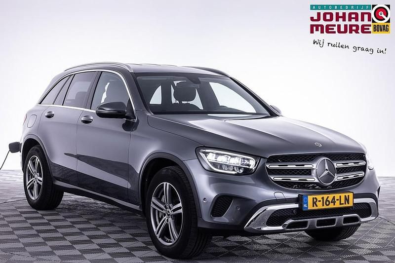 Grijs Occasion 2022 Mercedes GLC300e Business SUV | € 36.990 - Afbeelding 1/4