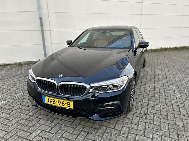 Zwart (metallic) Occasion 2018 BMW 530e Executive Sedan | € 25.999 (Eerlijke prijs) - Afbeelding 1/4