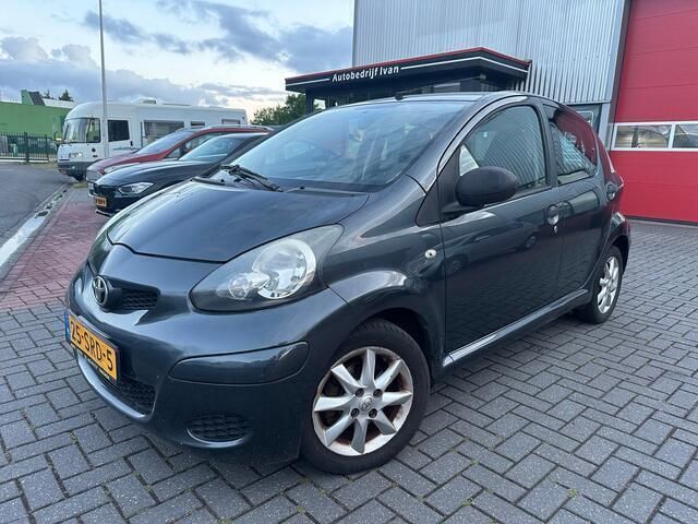 Grijs Gebruikt 2011 Toyota Aygo Hatchback | € 2.490 (Eerlijke prijs) - Afbeelding 1/4