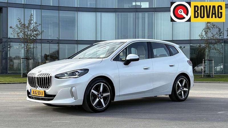 Wit Gebruikt 2022 BMW 220 Active Tourer Basis MPV | € 35.880 (Goede deal) - Afbeelding 1/4