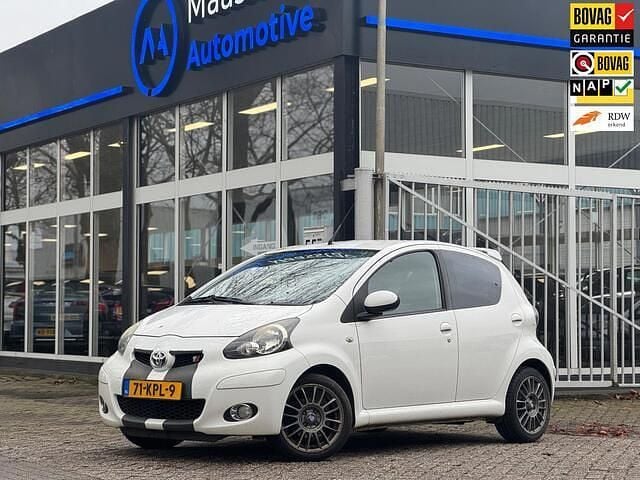 Wit Gebruikt 2010 Toyota Aygo Sport Hatchback | € 4.000 (Eerlijke prijs) - Afbeelding 1/4