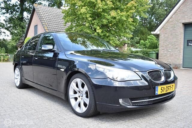Zwart Gebruikt 2009 BMW 523 Lifestyle Sedan | € 8.990 (Eerlijke prijs) - Afbeelding 1/4