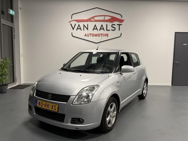 Grijs, metallic lak Gebruikt 2005 Suzuki Swift Exclusive Hatchback | € 2.150 (Eerlijke prijs) - Afbeelding 1/4