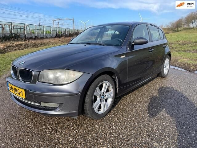Grijs Occasion 2008 BMW 116 Executive Hatchback | € 1.995 (Super prijs) - Afbeelding 1/4