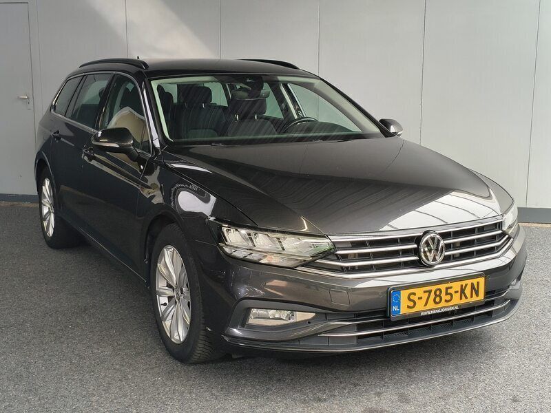 Grijs Gebruikt 2020 VW Passat Comfortline Stationwagen | € 23.950 (Eerlijke prijs) - Afbeelding 1/4