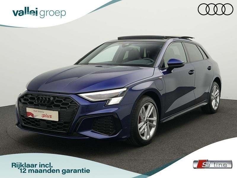 Blauw Gebruikt 2024 Audi A3 Sportback e-tron S-Line Sedan | € 44.900 (Iets duurder) - Afbeelding 1/4