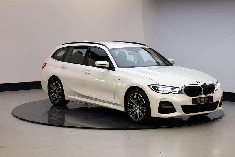 , metallic lak Gebruikt 2021 BMW 330e M Sport Stationwagen | € 29.950 (Goede deal) - Afbeelding 1/4