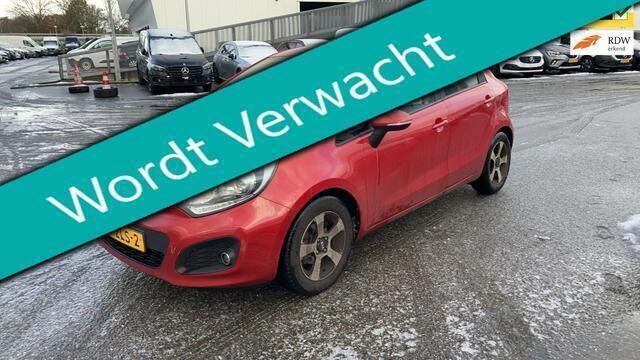 Rood, metallic lak Gebruikt 2013 Kia Rio Hatchback | € 4.795 (Eerlijke prijs) - Afbeelding 1/4